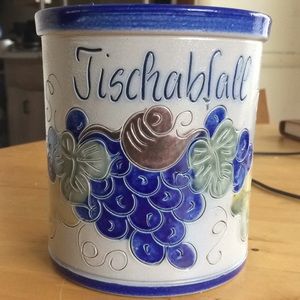 Ceramic pot (“Tischabfall”)